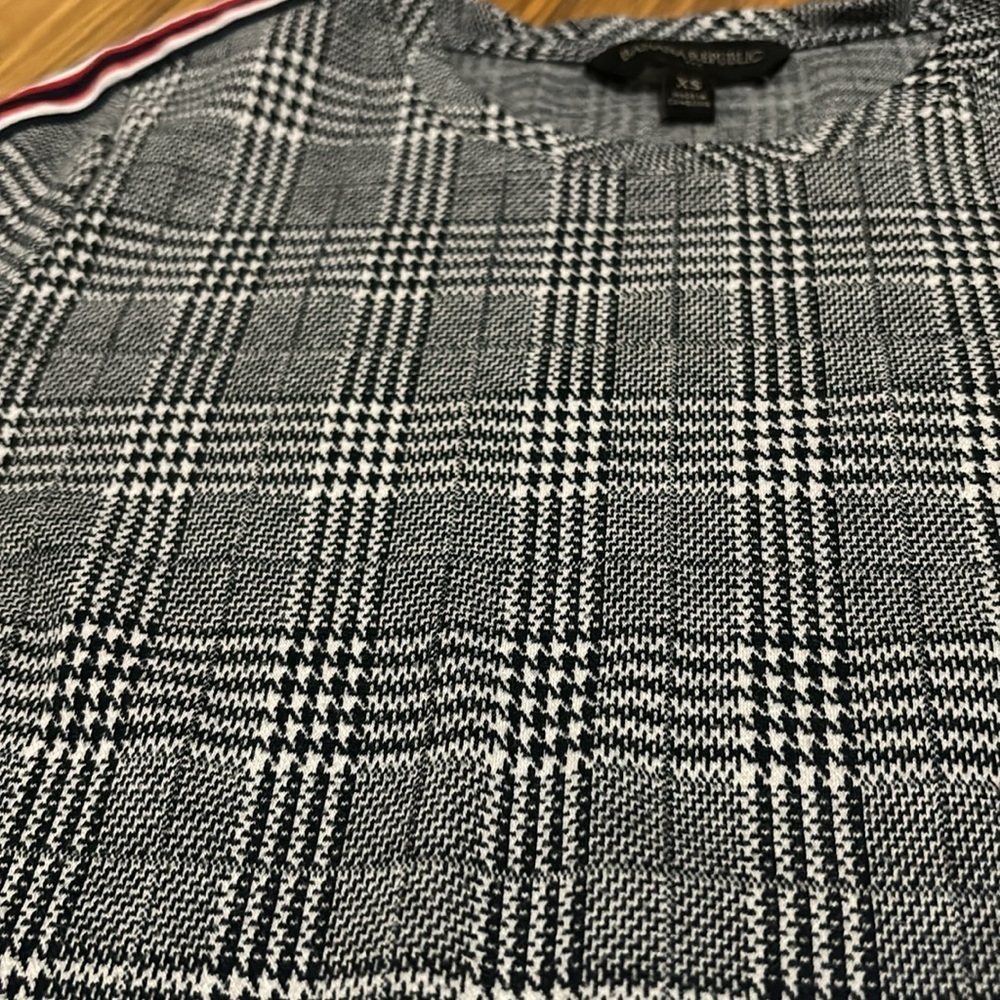 Banana Republic XS Black and White Top - Picture 3 of 4